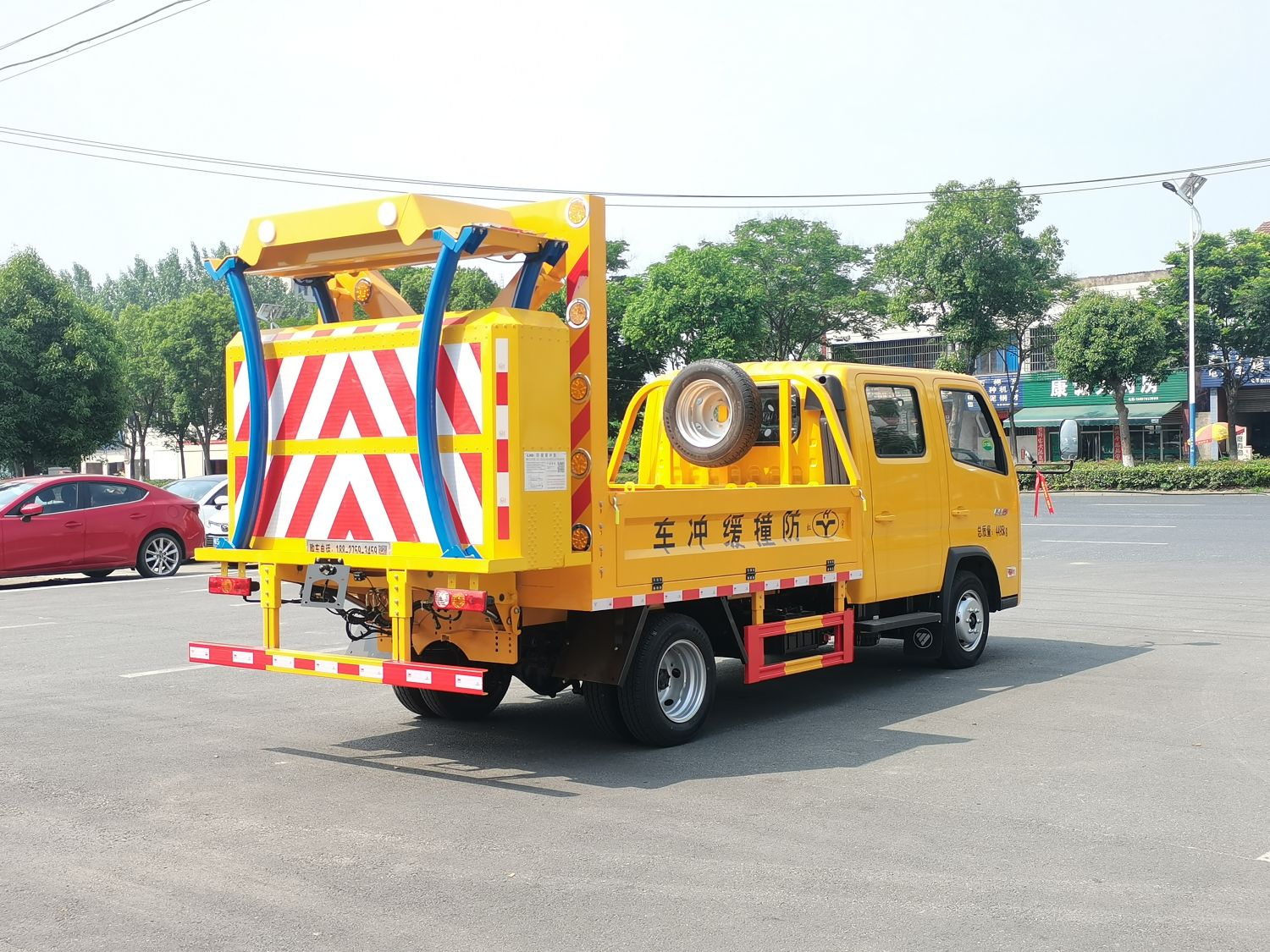 福田領(lǐng)航70K防撞緩沖車 資質(zhì)齊全、質(zhì)量過(guò)硬的專業(yè)道路守護(hù)者